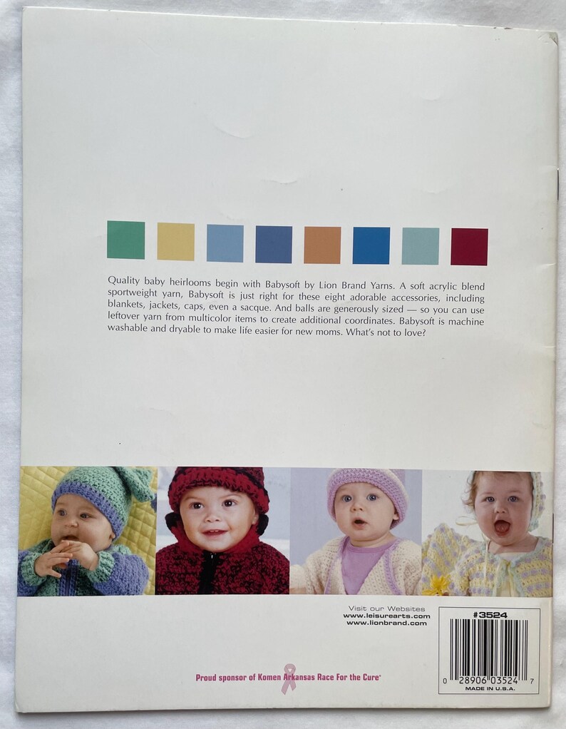 Puede incluir: Una portada de cat&aacute;logo de productos con cuatro beb&eacute;s que llevan gorros y su&eacute;teres de punto. El texto dice: "Los recuerdos de beb&eacute; de calidad comienzan con Babysoft de Lion Brand Yarns". La portada tambi&eacute;n incluye los sitios web www.leisurearts.com y www.lionbrand.com.