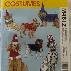 Puede incluir: Un sobre de patrones de McCall's Costumes con disfraces para perros. Los disfraces incluyen un gorro y bufanda de Papá Noel, un disfraz de diablo, un disfraz de mago, un disfraz de vampiro y un sombrero y pajarita del Tío Sam.