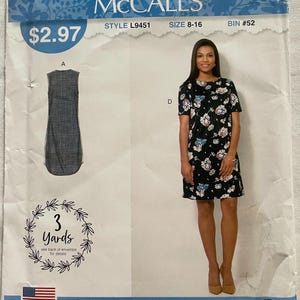 Pode incluir: Padrão de costura para um vestido com estampa floral. O padrão é da McCall's e é para os tamanhos 8-16. O padrão custa $ 2,97 e requer 3 jardas de tecido.