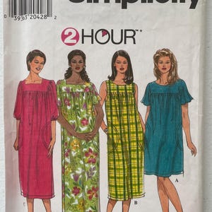 Puede incluir: Un sobre de patrón de costura Simplicity 7676 para la talla GG 26W-32W, etiquetado como 2 HOUR. El frente muestra cuatro ilustraciones de vestidos con diferentes largos de manga y estampados, incluyendo rosa sólido, verde floral, cuadros amarillos y verde azulado sólido.