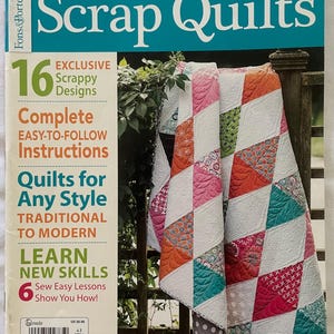 Puede incluir: Portada de la revista "Scrap Quilts" de Fons & Porter, con colchas coloridas. Destaca "16 Diseños Exclusivos" e "Instrucciones Completas y Fáciles de Seguir". Las colchas presentan patrones de diamantes en rosa, naranja, verde y turquesa.