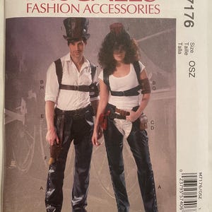 以下が含まれることがあります： McCall's Fashion Accessories パターン M7176。表紙には、スチームパンク風の衣装を着た2人が描かれています。衣装には革パンツ、ハーネス、シルクハットが含まれています。パターンはOSZサイズです。