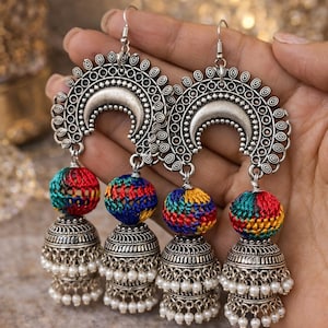 Oxiderat silver Jhumka örhängen flerfärgade trådbollar unika etniska örhängen för brudtärnesmycken för haldi ceremoni designerörhänge