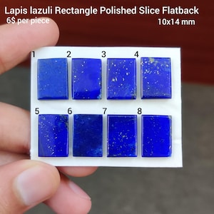 Puede incluir: Ocho flatbacks rectangulares pulidos de lapislázuli. Cada piedra es de un azul profundo con motas doradas. El tamaño es de 10x14 mm. El texto de la imagen dice "Lapis lazuli Rectangle Polished Slice Flatback".