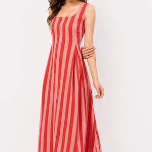vertical line design dress How to Create the Illusion of a Curved Waist