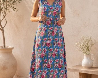 Könnte beinhalten: Ein ärmelloses Midikleid in leuchtendem Blau mit einem sich wiederholenden Blumenmuster in Rosa, Weiß und Grün. Das Kleid hat einen V-Ausschnitt und ein körpernahes Oberteil, das in einen lockeren A-Linien-Rock übergeht, der bis zur Wadenmitte reicht.