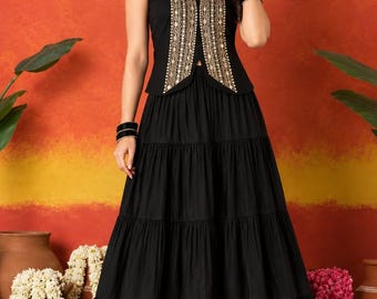 Schwarzes und goldenes Ethno-Rock-Set, bestehend aus einem Oberteil aus Viskose und einem ausgestellten langen Rock, festliche indische Kleidung, Boho-Party-Outfit