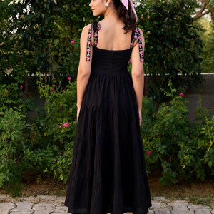 黒のフローラル刺繍入りマキシドレス（女性用）、コテージコアドレス、ボヘミアンコットンサマードレス、ティアードミディドレス 画像 6