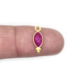 Färgad rubin Marquise-hänge 8 x 5 mm | Facetterad bezel-infattad röd ädelstensberlock | Handgjort rubinhänge i