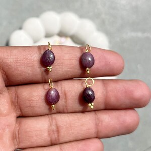 Pingente com rubi natural envolto em arame | Berloque com gema polida | Joia minimalista