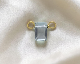 Maillon en quartz bleu aigue-marine à facettes | Connecteur rectangulaire doré | Charm élégant à double boucle