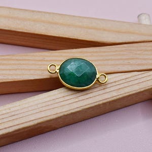 Conector de piedra esmeralda teñida / Eslabón de doble bucle chapado en oro para diseño de joyería