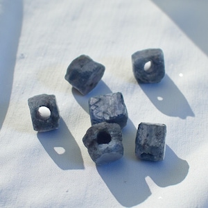 Perles de saphir brutes 8-10 mm | Perles de pierre de naissance brutes naturelles avec trou de 3 mm pour la fabrication de bijoux à monter soi-même