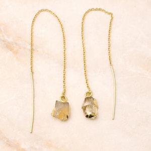 Puede incluir: Un juego de tres tazas de cerámica con un acabado mate moteado. Las tazas son de color crema, gris claro y gris oscuro. Cada taza tiene un diseño simple y minimalista, ideal para café o té.