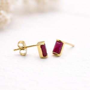 Petites boucles d'oreilles rubis rouge | Clous baguette 6 x 4 mm | Bijoux minimalistes avec pierre de naissance
