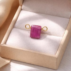 Pingente retangular facetado com rubi vermelho | Conector de argola dupla dourada | Suprimentos elegantes para confecção de joias