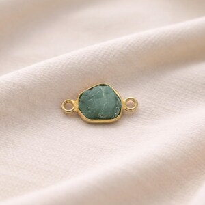 Rå smaragd-kopplingsberlock | Naturlig grön sten | Smyckesfynd i guld med dubbel ögla