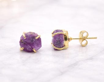 Puces d'oreilles en rubis brut, 8-10 mm, serties sur laiton ou argent sterling 925 | Bijoux en cristal avec pierre de naissance de juillet