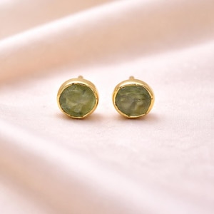 Pendientes de peridoto natural hechos a mano / Pendientes de botón verdes de 6-8 mm / Joyería de piedra natal con engaste de oro