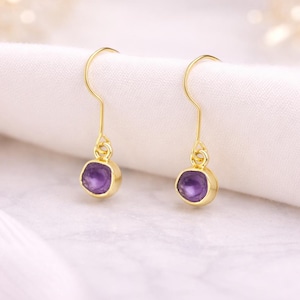 Puede incluir: Un letrero de madera rústico con el texto "Welcome to our home" en letras blancas. El letrero presenta un acabado envejecido y un diseño simple y acogedor, perfecto para la decoración de la puerta principal.