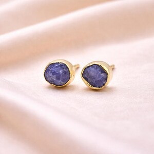 Örhängen med rå tanzanit 6-8 mm | Handgjorda örhängen med decembersten och hängsmycke