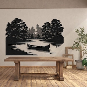 Puede incluir: Arte mural de metal negro que representa una escena de lago serena con una canoa y árboles silueteados. La obra de arte está montada en una pared de color neutro, creando un contraste llamativo. La pieza evoca una sensación de tranquilidad y naturaleza.