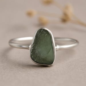 Naturlig Moldavitring • Moldavit i Tjeckien • 925 massivt sterlingsilver • Handgjorda ädelstenssmycken • Present till henne