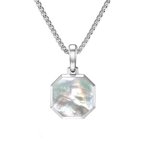 Könnte beinhalten: Halskette aus Silber mit achteckigem Anhänger. Der Anhänger hat eine schimmernde, irisierende Perlmuttmitte. Die Kette ist im Box-Design gehalten. Die Halskette wird vor weißem Hintergrund gezeigt.