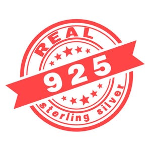 Peut inclure: Un tampon rond rouge et blanc avec le texte "REAL" en haut, "925" au centre et "STERLING SILVER" en bas. Le tampon est travers&eacute; d'un ruban portant le chiffre "925".