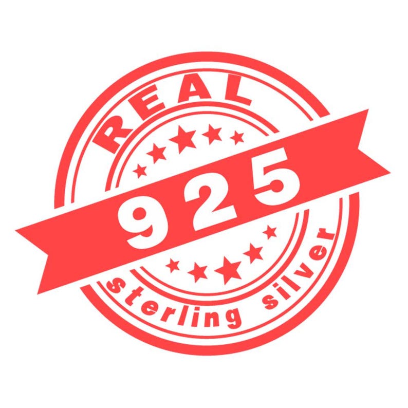 Peut inclure: Un tampon rond rouge et blanc avec le texte "REAL" en haut, "925" au centre et "STERLING SILVER" en bas. Le tampon est travers&eacute; d'un ruban portant le chiffre "925".