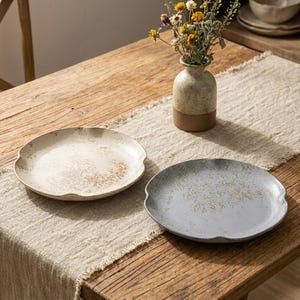 Handgjord Wabi-Sabi keramisk tallrik 20 cm | Rustik oregelbunden middagstallrik | Blå dimma / varm sand spräcklig keramik | Handgjord porslin