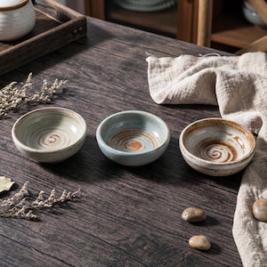 Plato de cerámica rústico en espiral de 7,6 cm (3 pulgadas) para salsa de soja / Plato para salsa de soja estilo Wabi Sabi / Bol de gres japonés para aperitivos / Plato pequeño para condimentos