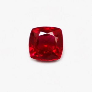 クッションカット ルビー 宝石 深紅 ルースストーン ジュエリーストーン モザンビーク産ルビー (11x11x7mm)