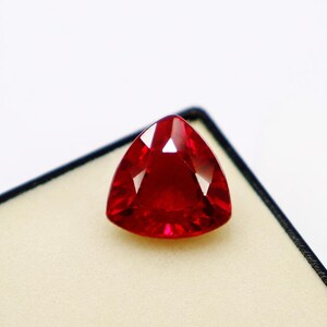 Rubis rouge taille trillion, pierre précieuse facettée, rubis brut pour la création de bijoux, pierre de naissance de juillet