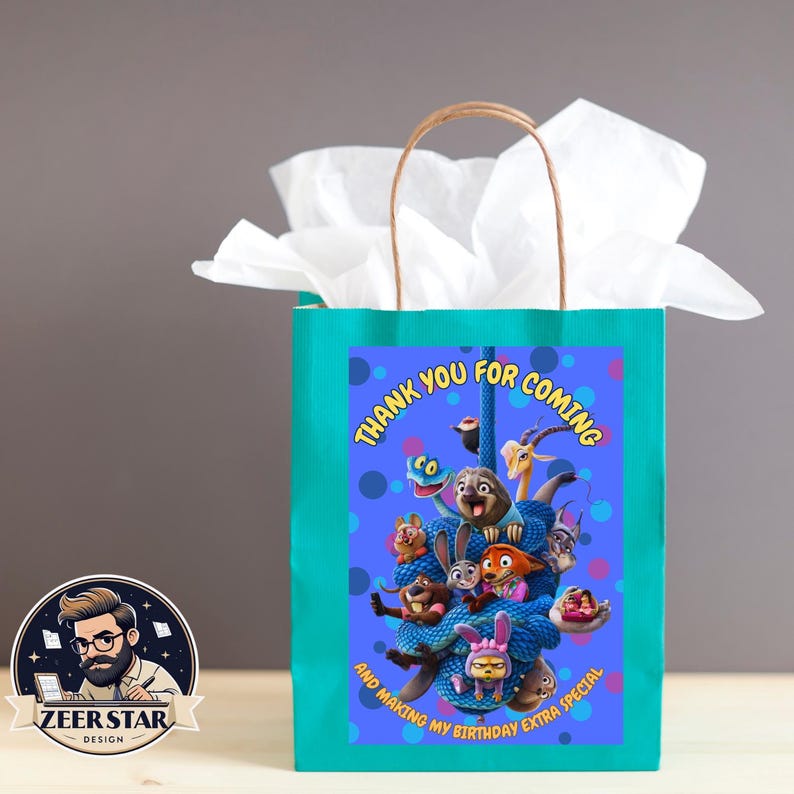 以下が含まれることがあります： 茶色の持ち手が付いた、白いティッシュペーパーが詰められたターコイズ色のギフトバッグ。前面には、漫画のキャラクターと「THANK YOU FOR COMING AND MAKING MY BIRTHDAY EXTRA SPECIAL」というテキストが描かれた青いグラフィックが描かれています。