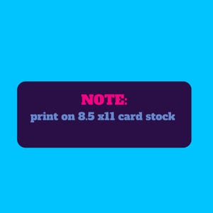 Peut inclure: Graphique rectangulaire sur fond bleu avec le texte "NOTE: print on 8.5 x 11 card stock". Le texte "NOTE:" est en rose, le reste en violet fonc&eacute;.