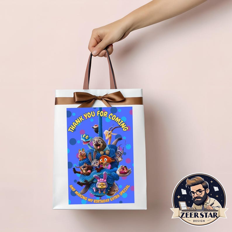 以下が含まれることがあります： 茶色のリボンとハンドルが付いた白いギフトバッグ。バッグには、漫画のキャラクターのカラフルなイラストと、青い背景に「THANK YOU FOR COMING AND MAKING MY BIRTHAY EXTRA SPECIAL」というテキストが表示されています。