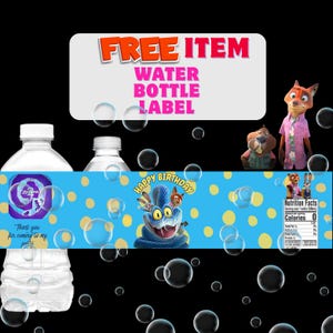 以下が含まれることがあります： 漫画のキャラクターと「Happy Birthday」の文字が入った青いラベルのウォーターボトル。ラベルには「Thank you for coming to my party」の文字も含まれています。白い看板には「FREE ITEM WATER BOTTLE LABEL」と書かれています。