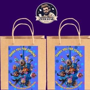 以下が含まれることがあります： 茶色の紙袋が2つあり、ロープの持ち手が付いています。各バッグには、漫画のキャラクターと「THANK YOU FOR COMING」と「AND MAKING MY BIRTHDAY EXTRA SPECIAL」というテキストが書かれた青いラベルが付いています。男性と「ZEER STAR DESIGN」というテキストが入ったロゴが上部にあります。