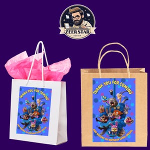 以下が含まれることがあります： 「THANK YOU FOR COMING」の文字と漫画の画像が入った、白と茶色の2つのギフトバッグ。白いバッグにはピンクのティッシュペーパーが入っています。茶色のバッグには茶色のハンドルが付いています。画像には漫画のキャラクターが含まれています。