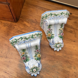 Vintage italienska Bassano keramiska vägglampetter - Blommiga rullhyllor