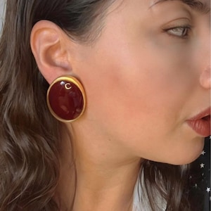 Orecchini Vintage Ovali Cabochon Rosso Bordeaux e Oro, Orecchini Statement Anni '80 '90 a Perno, Gioielli Eleganti da Donna Retrò