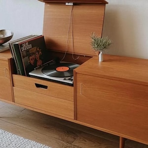Luxury Solid Wood Record Console with Turntable Lid – Custom Handmade Mid Century Modern Vinyl Storage & Media Cabinet
