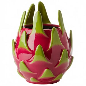 Può includere: Un contenitore in ceramica a forma di frutto del drago. Il contenitore è di un rosso vibrante con dettagli verdi, che imitano l'esterno del frutto. Il design presenta un corpo rotondo con sporgenze verdi e appuntite e un interno scuro.