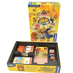 Könnte beinhalten: Ein Brettspiel-Box-Set mit dem Titel "TAG TEAM" in Gelb und Blau, mit illustrierten Charakteren. Die offene Box zeigt Spielkomponenten, darunter Karten und Spielsteine. Die Box ist gelb mit dem Wort "KOSMOS".
