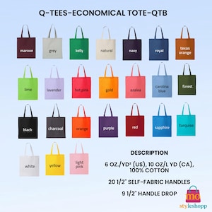 K&ouml;nnte beinhalten: Eine Auswahl an farbigen Tragetaschen in verschiedenen Farbt&ouml;nen, darunter Bordeauxrot, Grau und Marineblau. Jede Tasche hat eine rechteckige Form mit passenden Griffen. Der Text "Q-TEES-ECONOMICAL TOTE-QTB" steht oben. Die Taschen bestehen aus 100 % Baumwolle mit 52 cm langen Griffen.