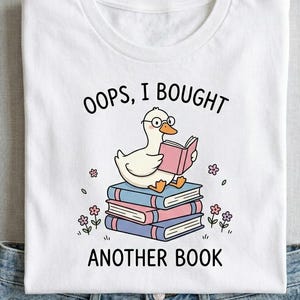 ¡Ups! Compré otro libro (PNG), archivo de diseño de lector de Silly Goose, imágenes prediseñadas divertidas para amantes de los libros, imprimible para sublimación con Cricut.