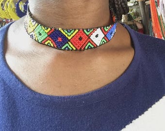 青いビーズのチョーカーネックレス：マサイ族の伝統的なアフリカの