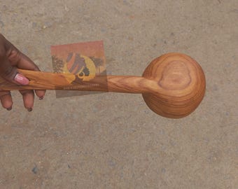 Cucharón de sopa de madera de olivo hecho a mano, cuchara para servir en la cocina