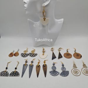 Boucles d'oreilles africaines en laiton, os, corne et coquillage cauri, assortiment en gros - Accessoires pour femmes